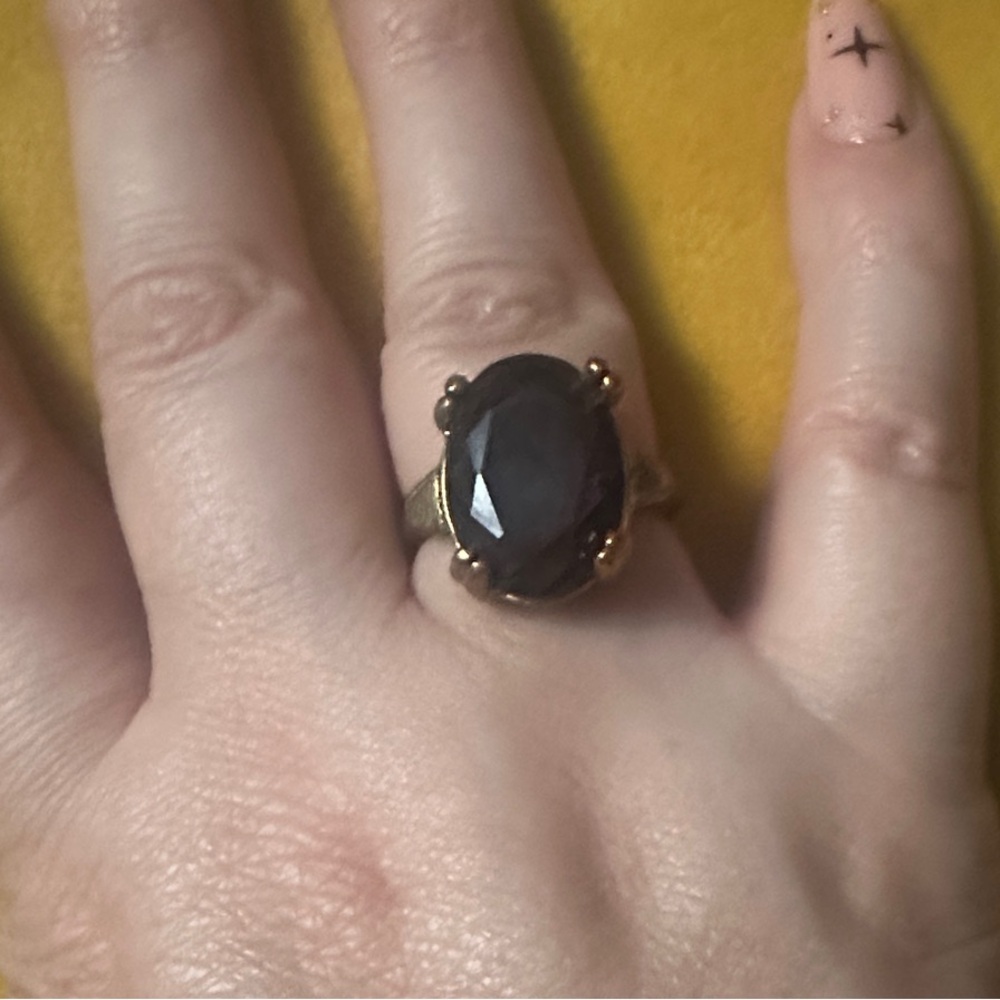 Elegant purple hue Stone Gold Ring